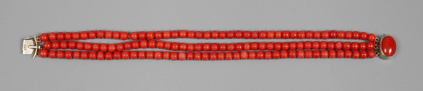 Dreireihiges Korallenarmband