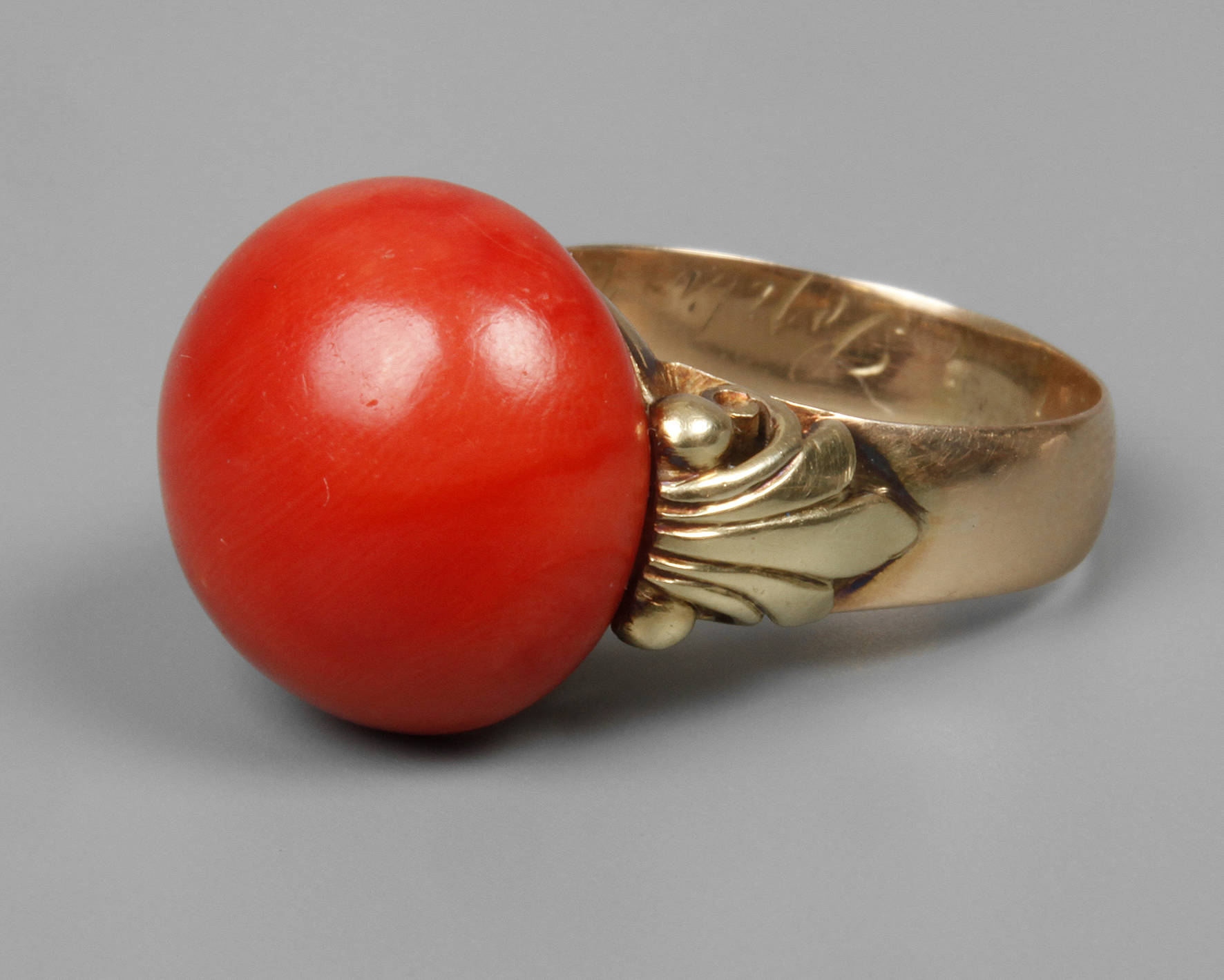 Damenring mit Koralle