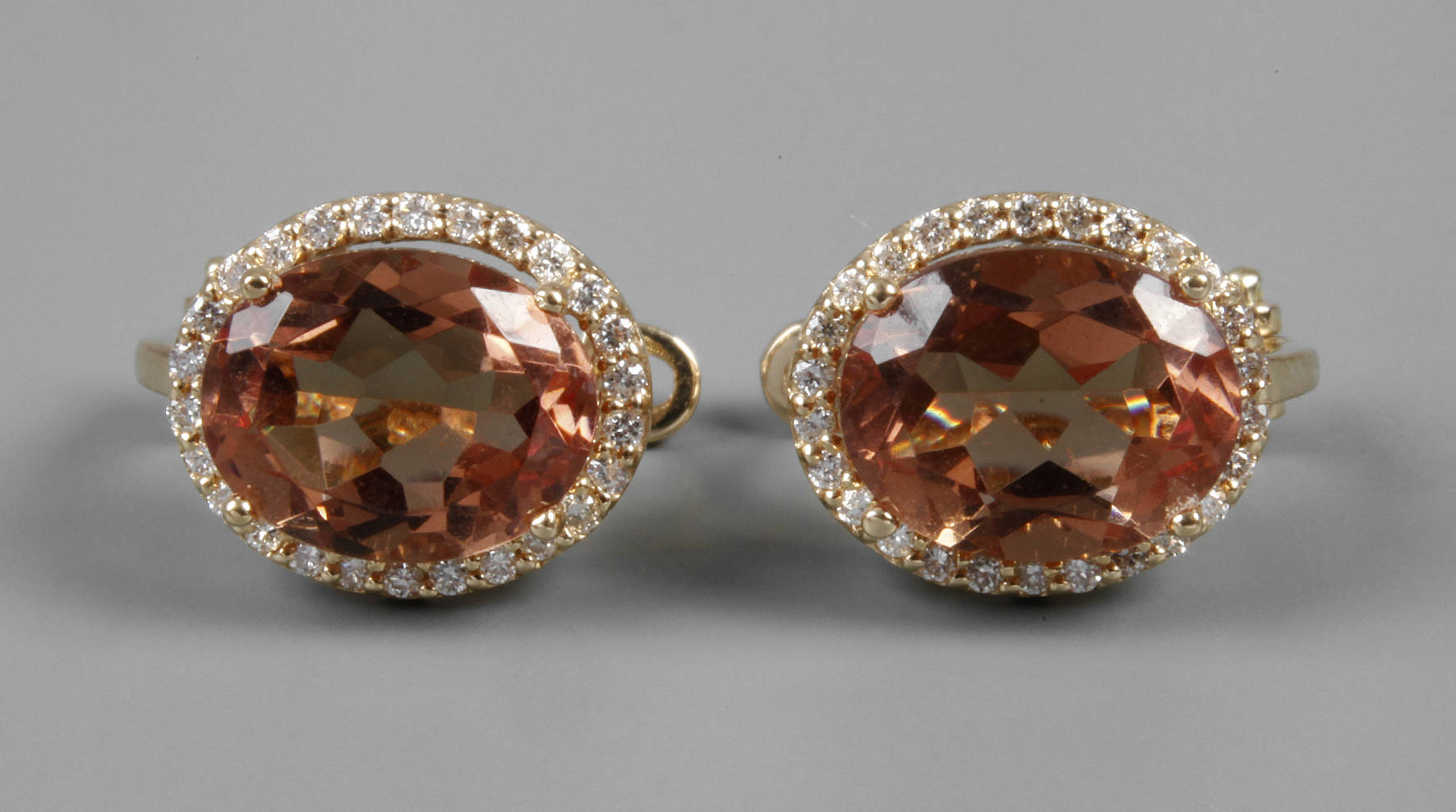 Paar Ohrstecker mit farbwechselnden Steinen