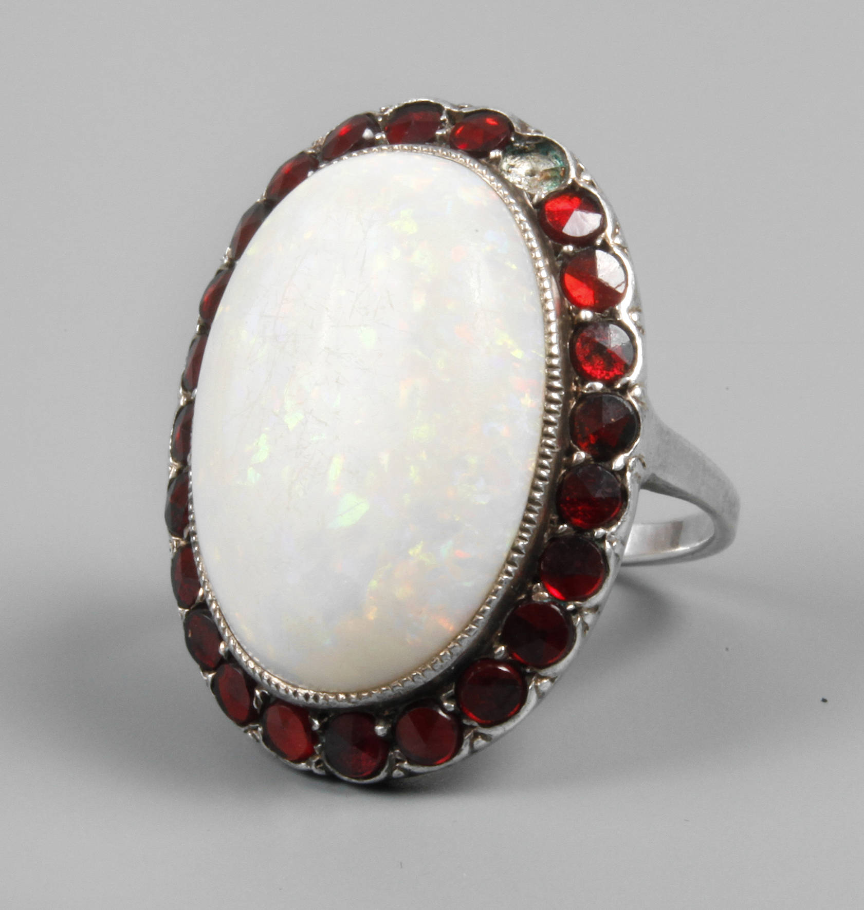 Damenring mit Steinbesatz