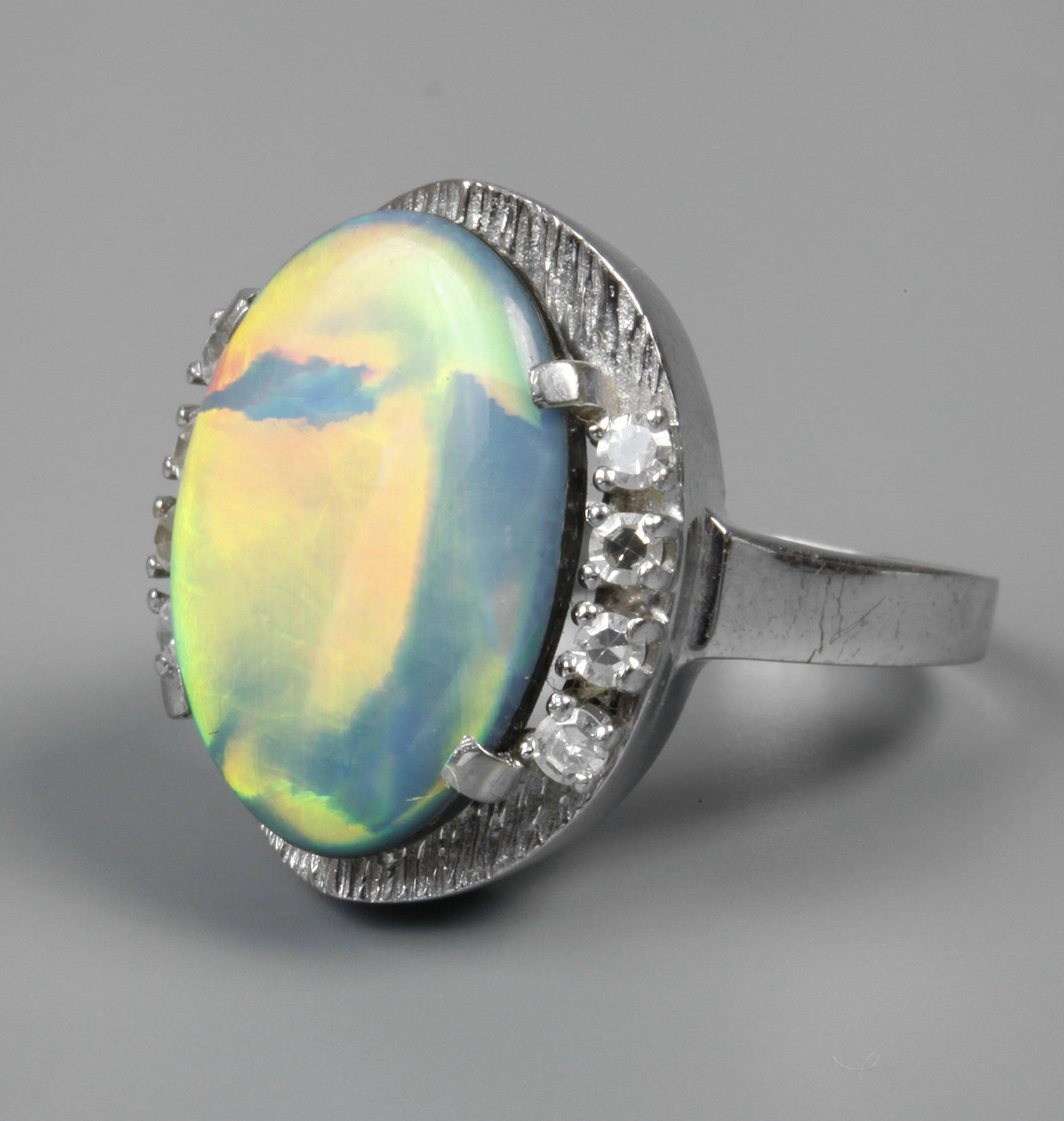 Damenring mit Edelopal und Diamanten
