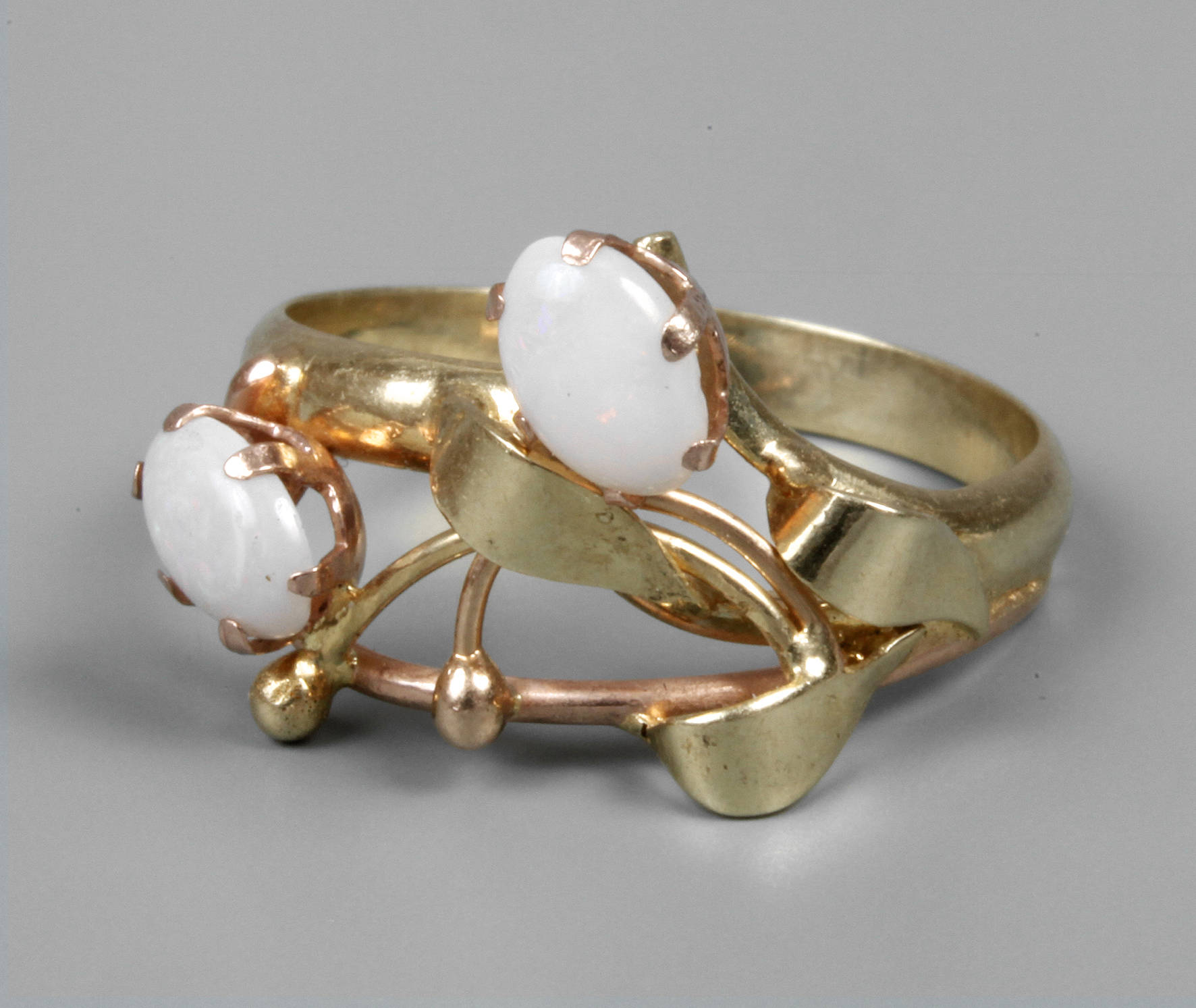 Damenring mit Edelopalen