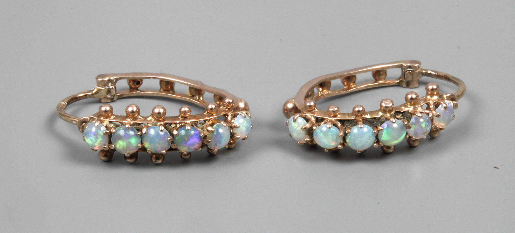 Paar Ohrringe mit Edelopalen