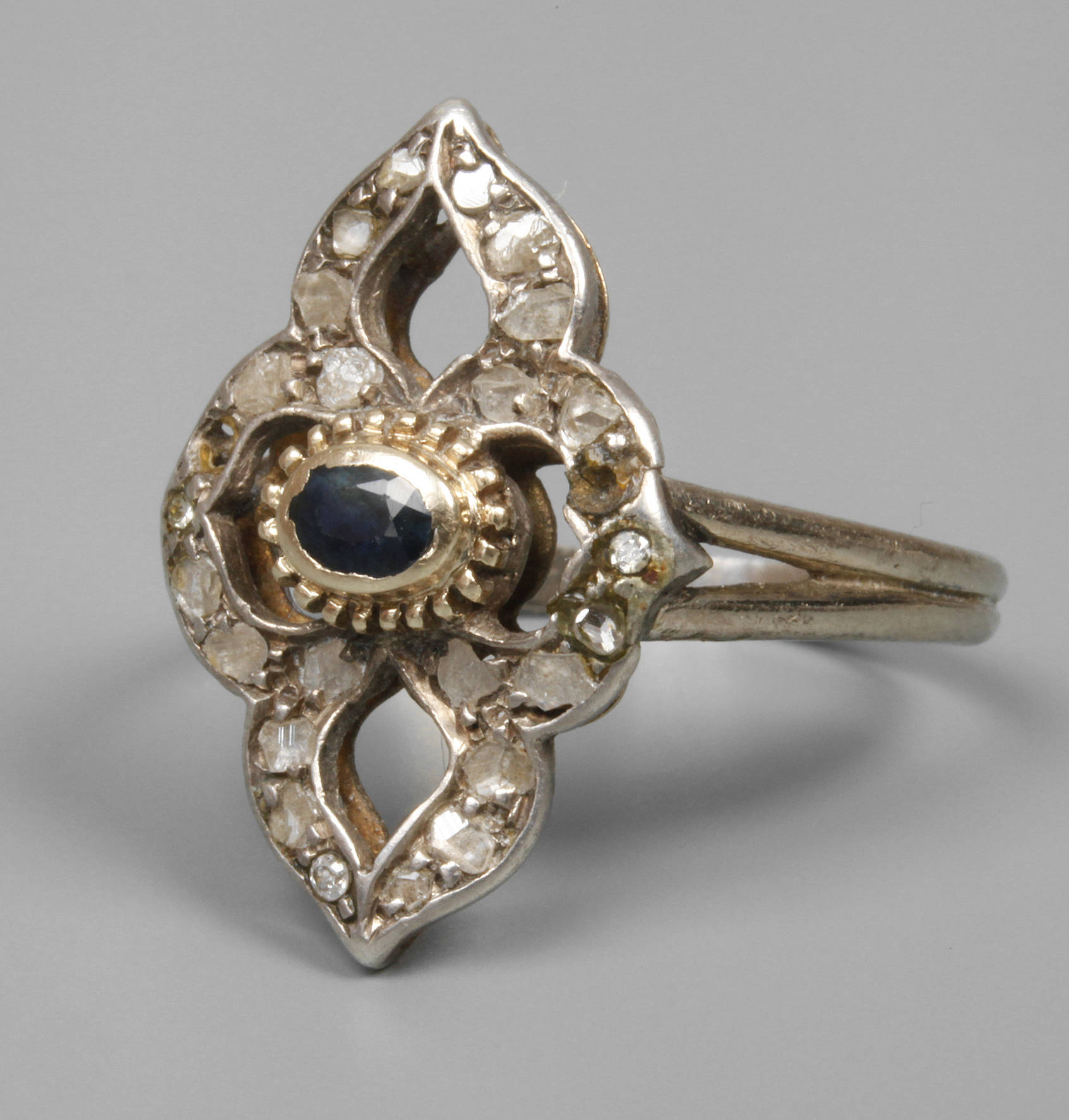 Biedermeierring mit Saphir und Diamanten