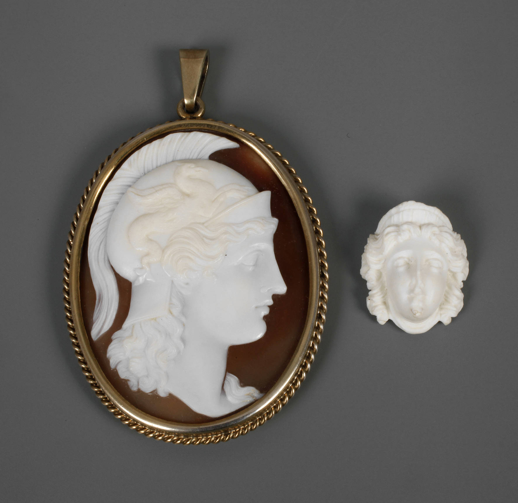 Anhänger mit Muschelcamée