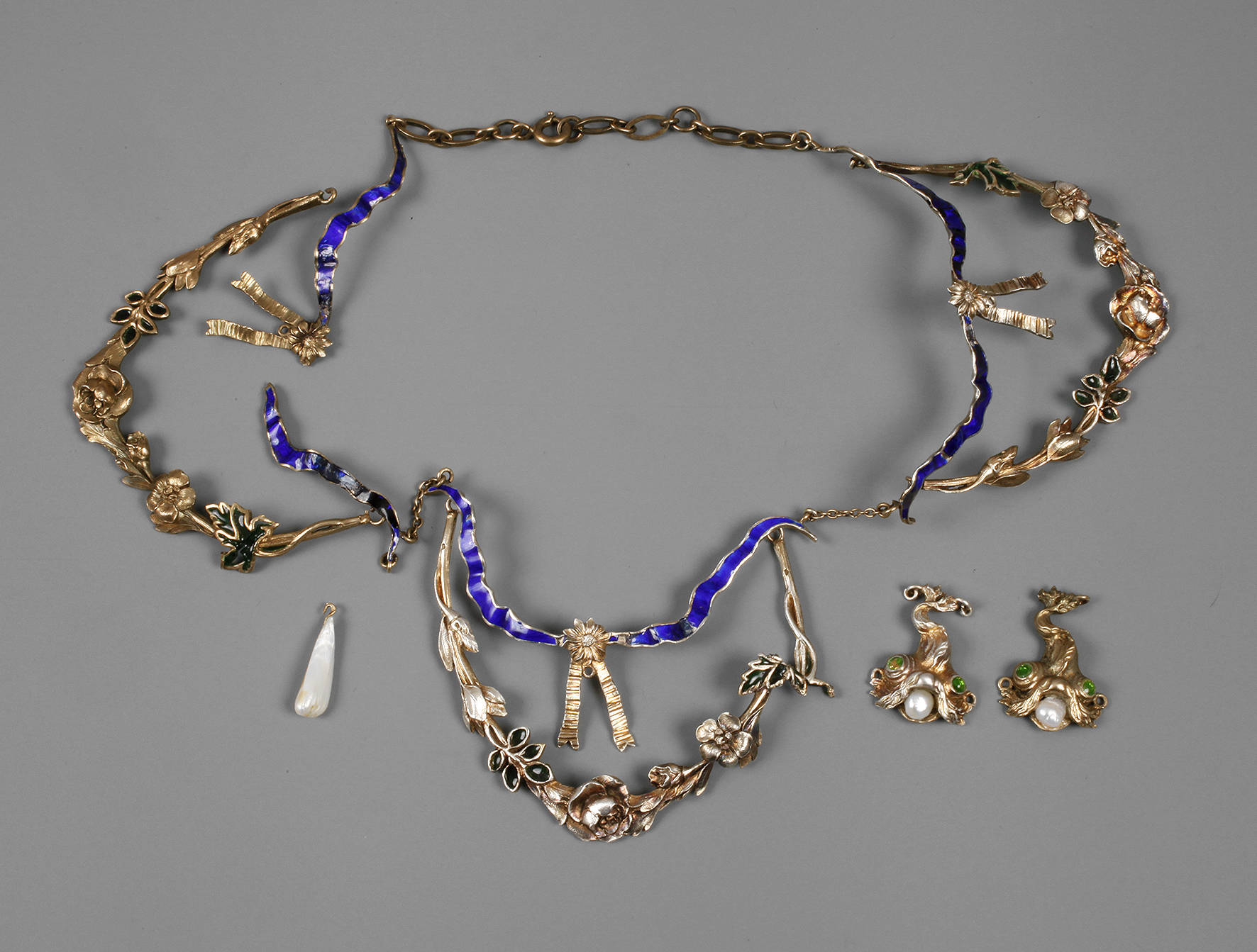 Teile eines prächtigen Gründerzeitcolliers