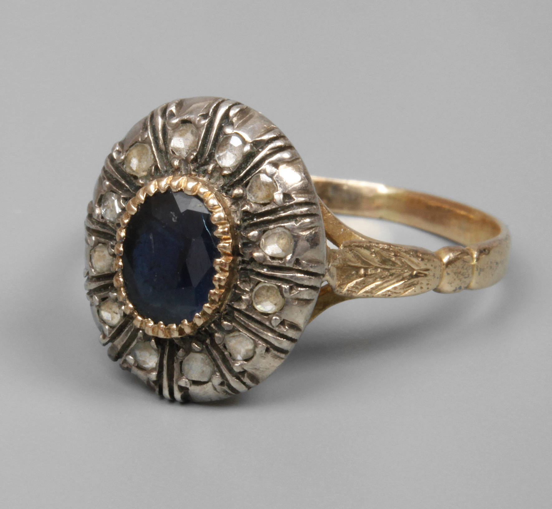 Historischer Damenring mit Saphir und Diamanten
