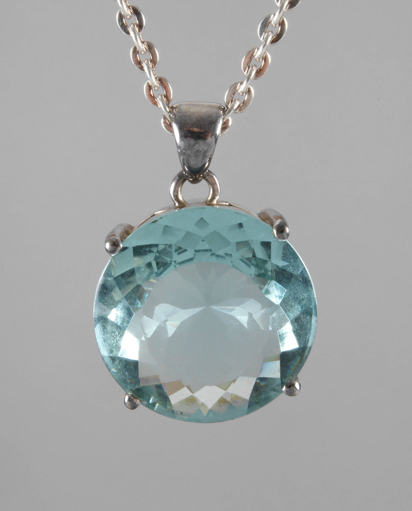 Großer Anhänger an Kette