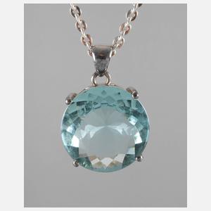 Großer Anhänger an Kette