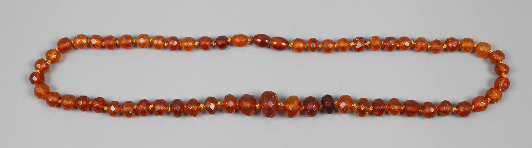 Facettiertes Bernsteincollier