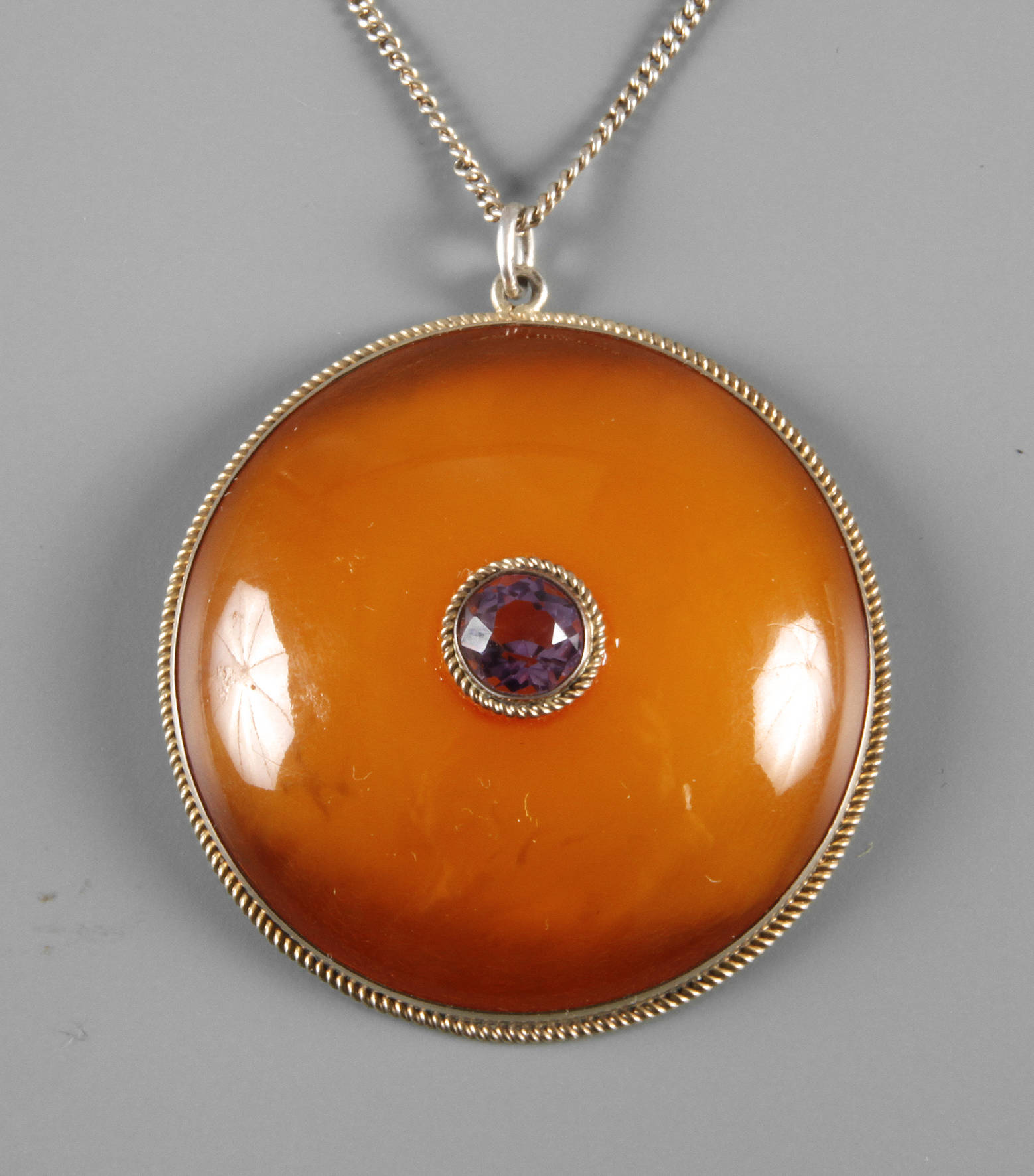 Bernsteinanhänger mit Amethyst