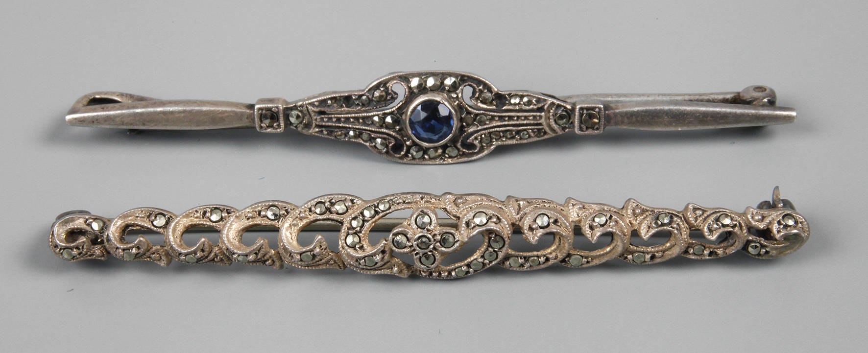 Zwei Broschen mit Markasitbesatz