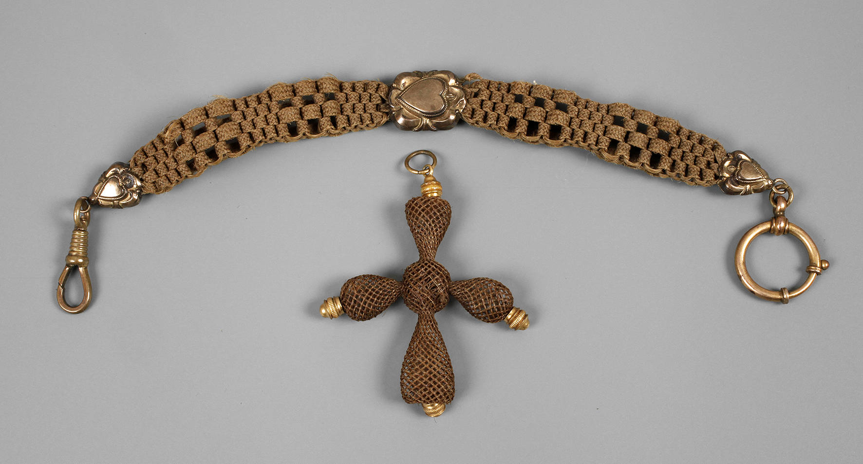 Chatelaine und Kreuz aus Echthaar