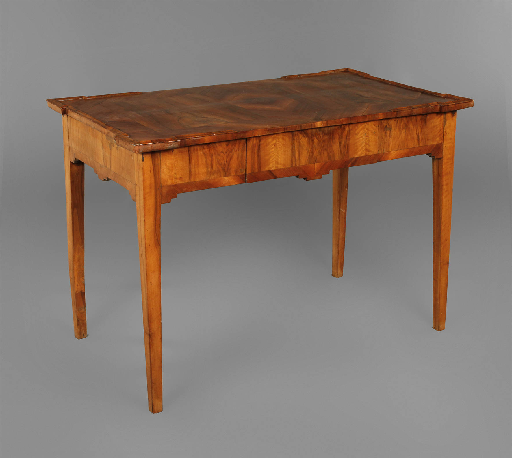 Klassizistischer Schreibtisch