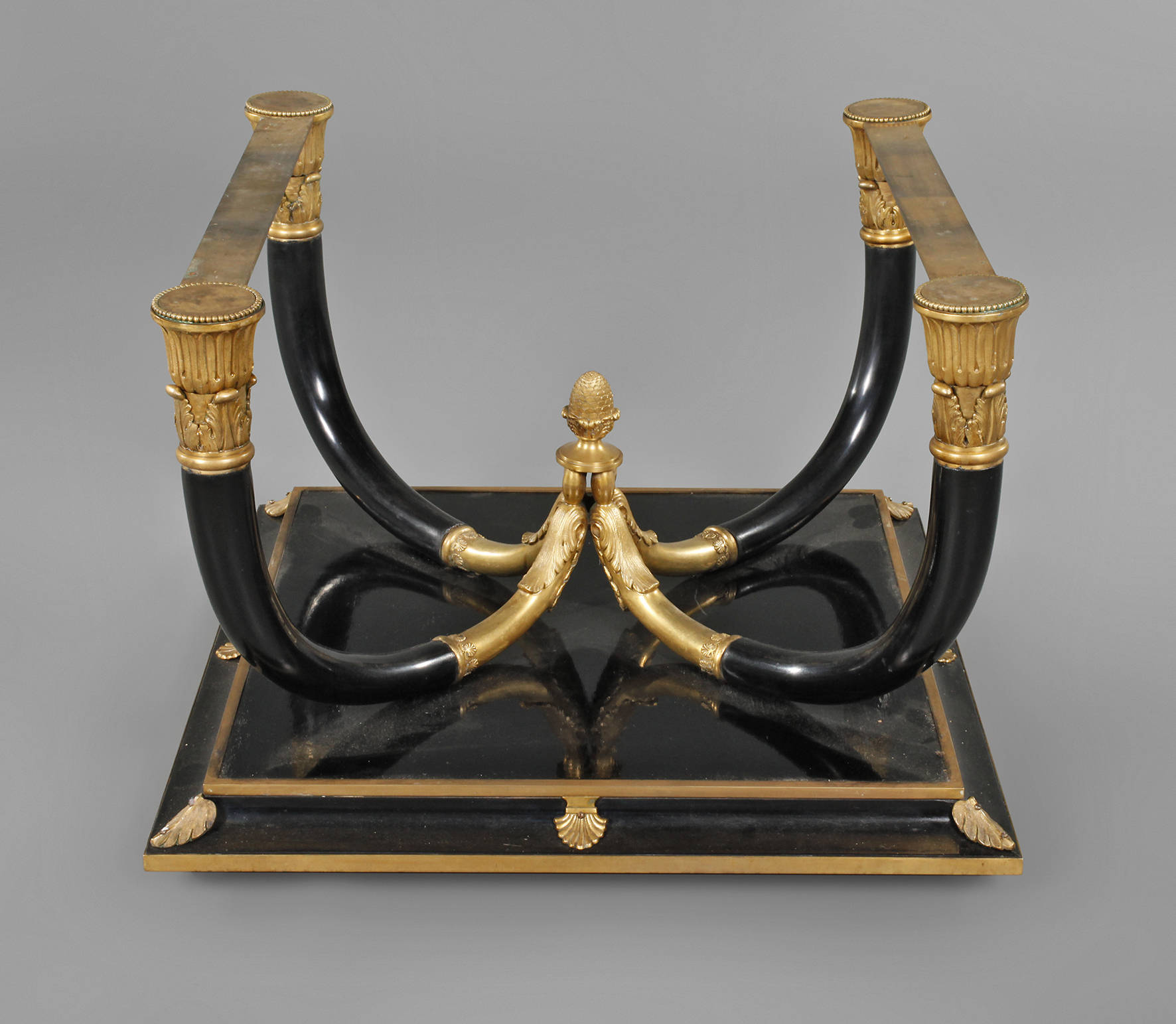 Tischgestell im Empirestil