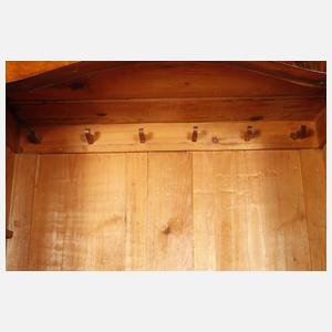 Kleider- und Wäscheschrank