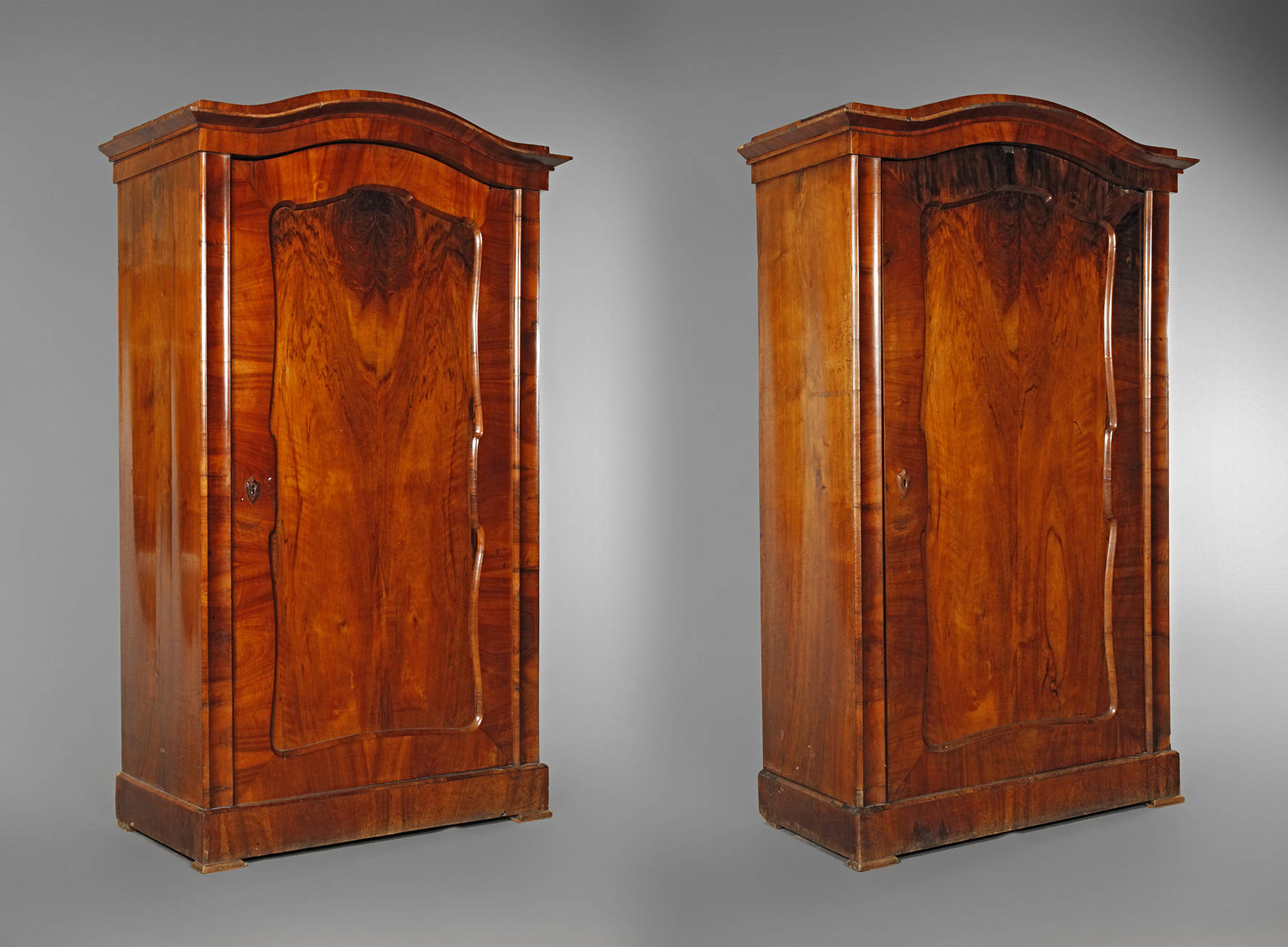 Kleider- und Wäscheschrank