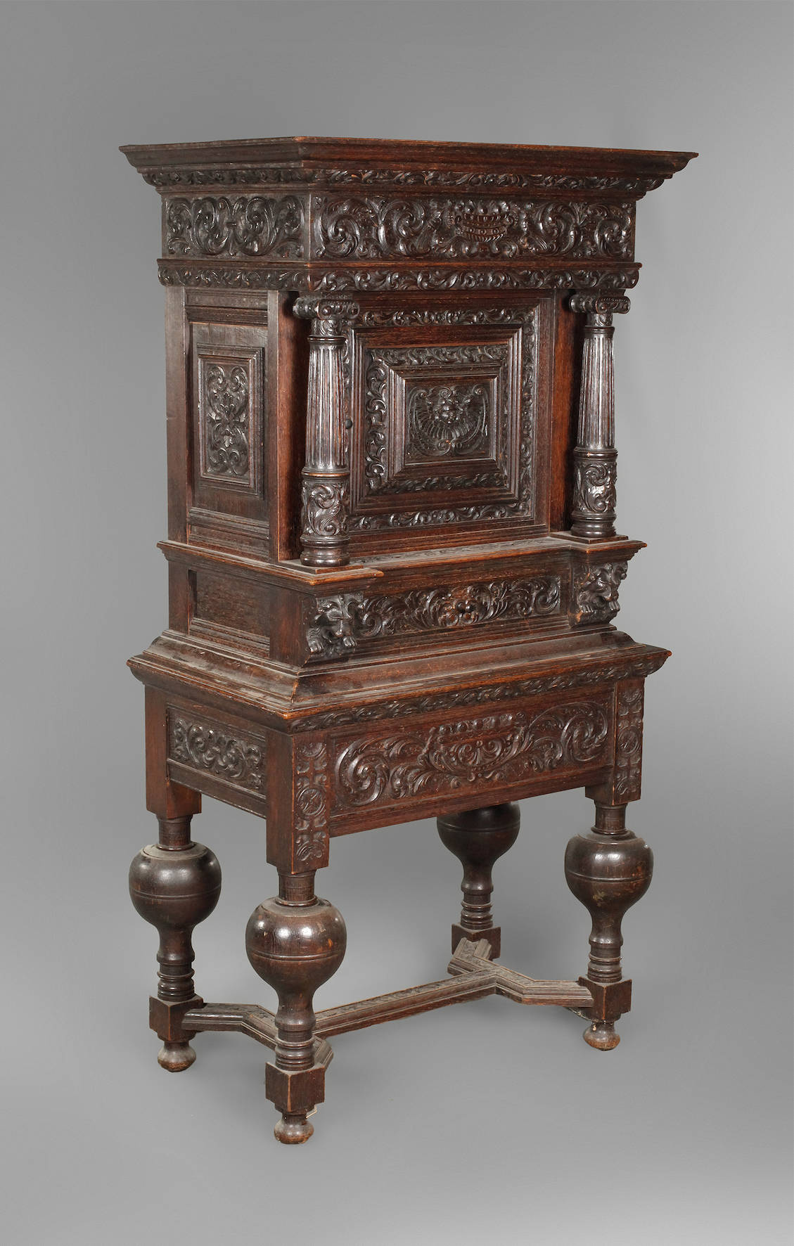 Stollenschrank Neorenaissance