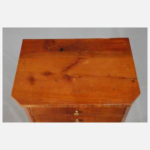 Kleine Pfeilerkommode