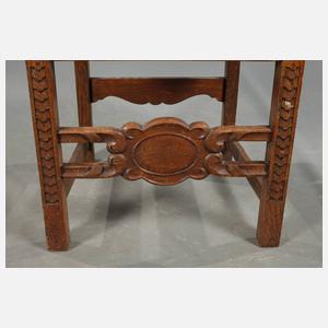 Vier Stühle im Neorenaissancestil