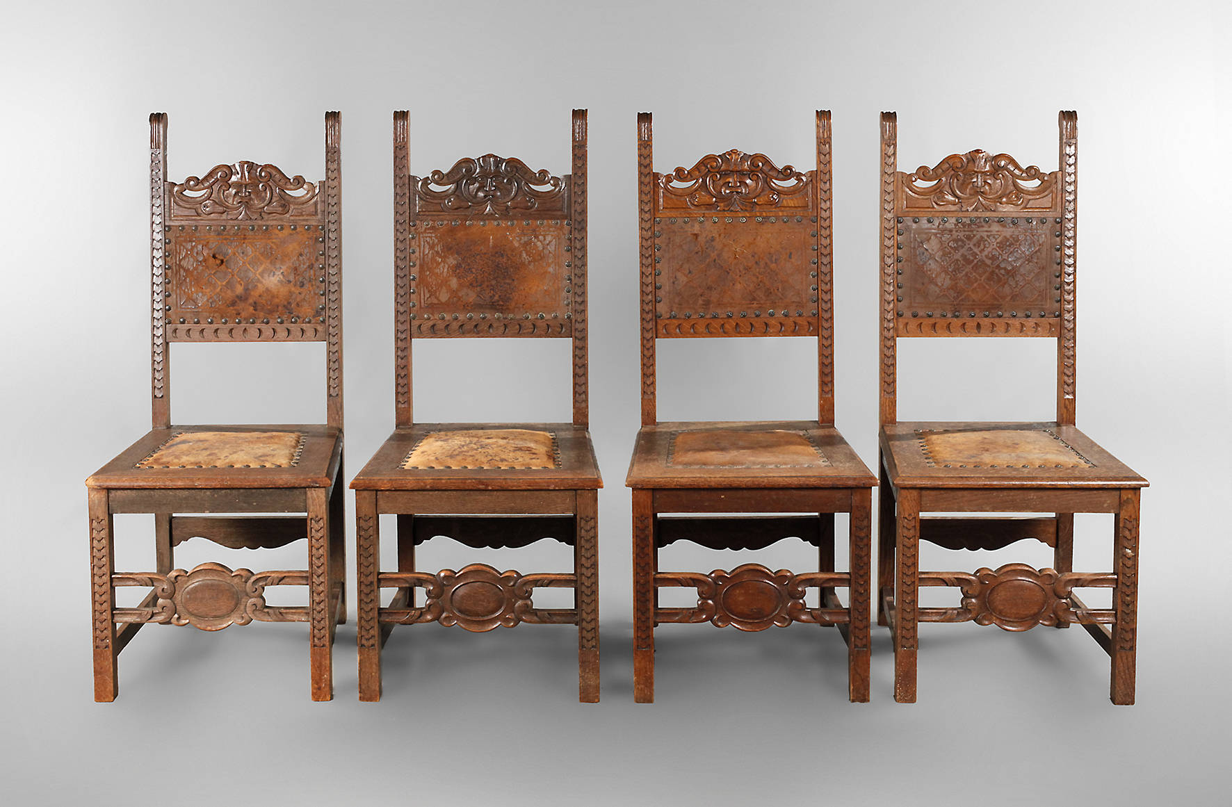 Vier Stühle im Neorenaissancestil