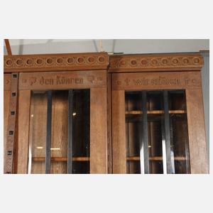 Großer Bücherschrank