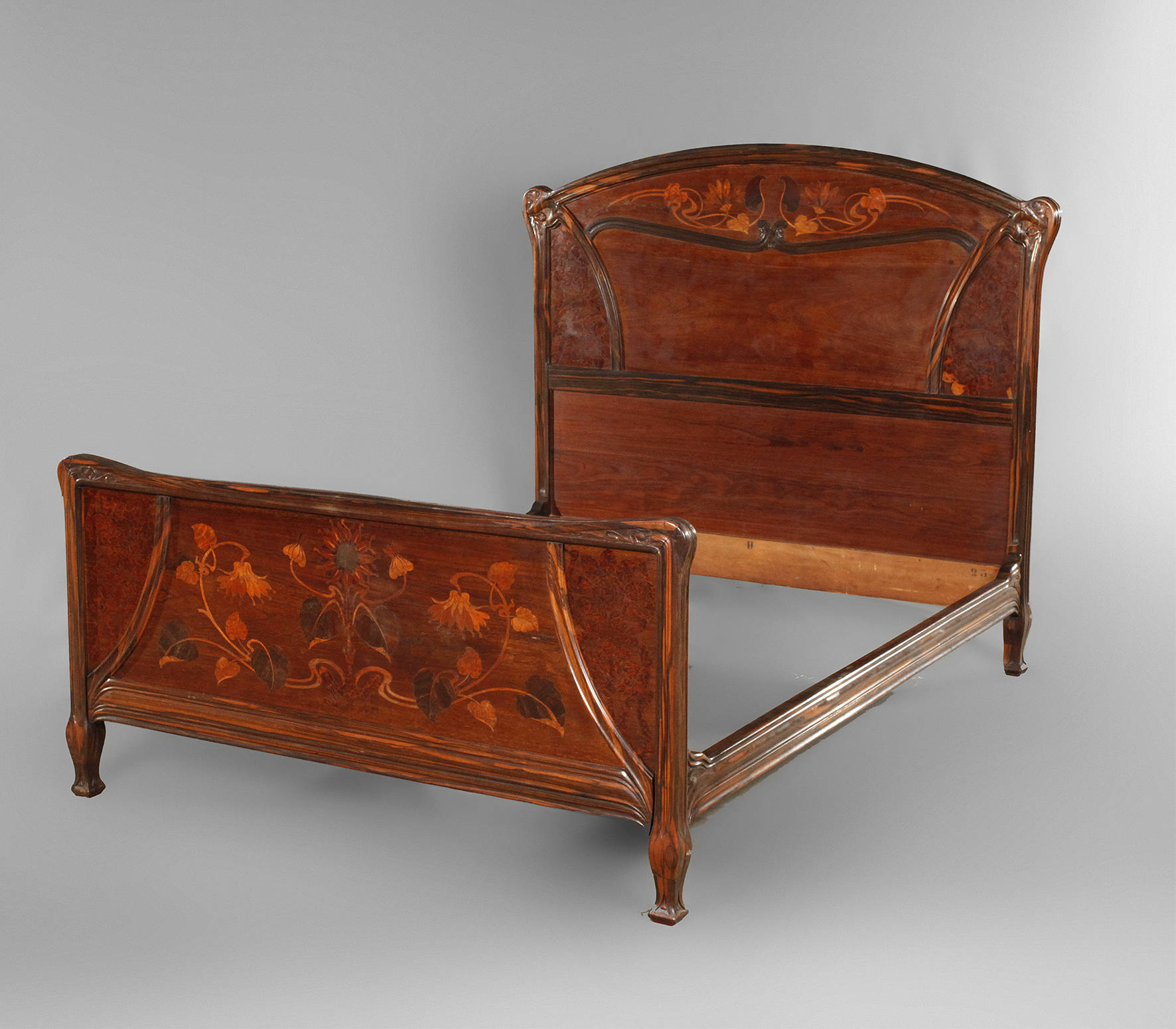 Intarsiertes Jugendstilbett