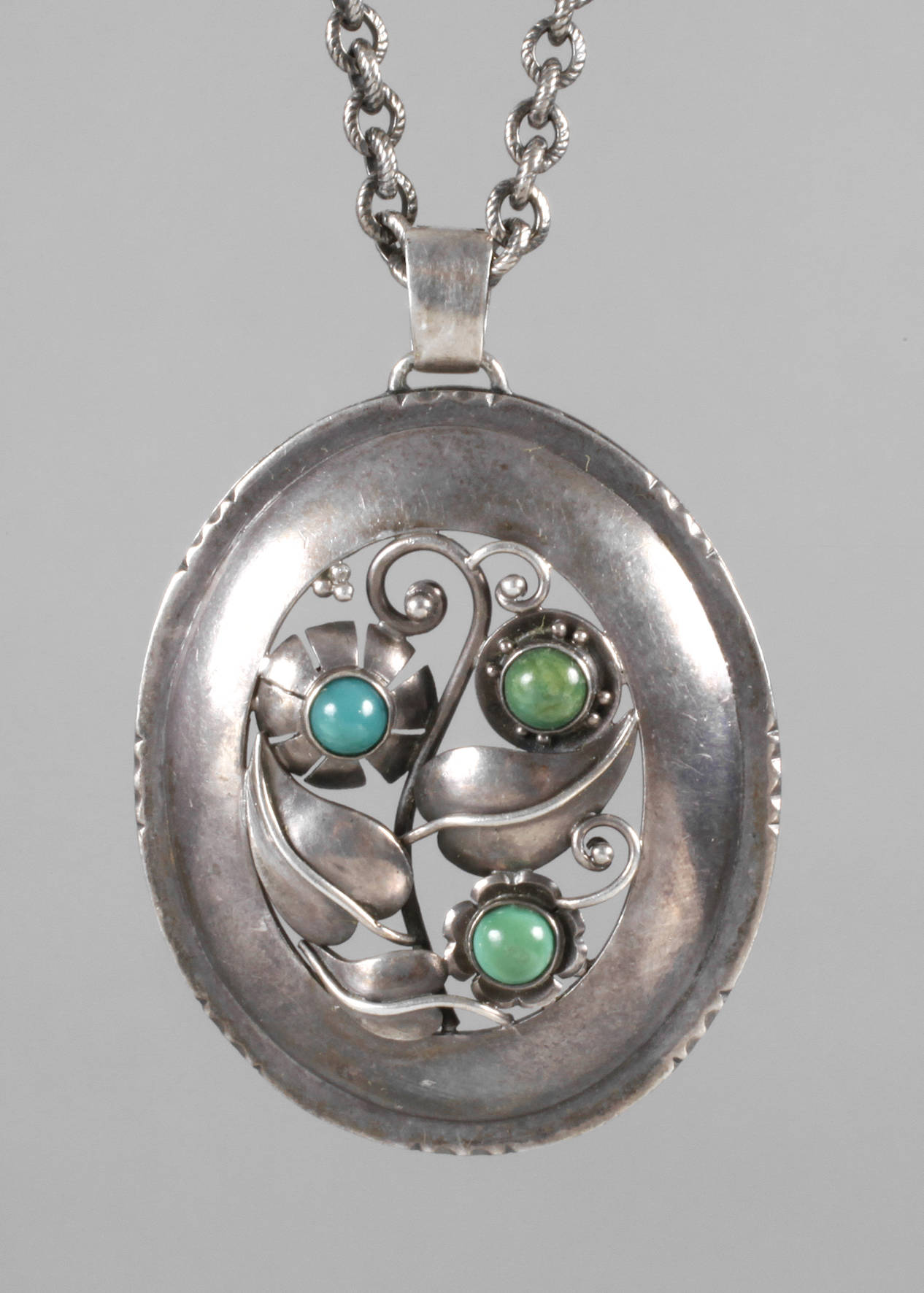 Jugendstilanhänger an Kette