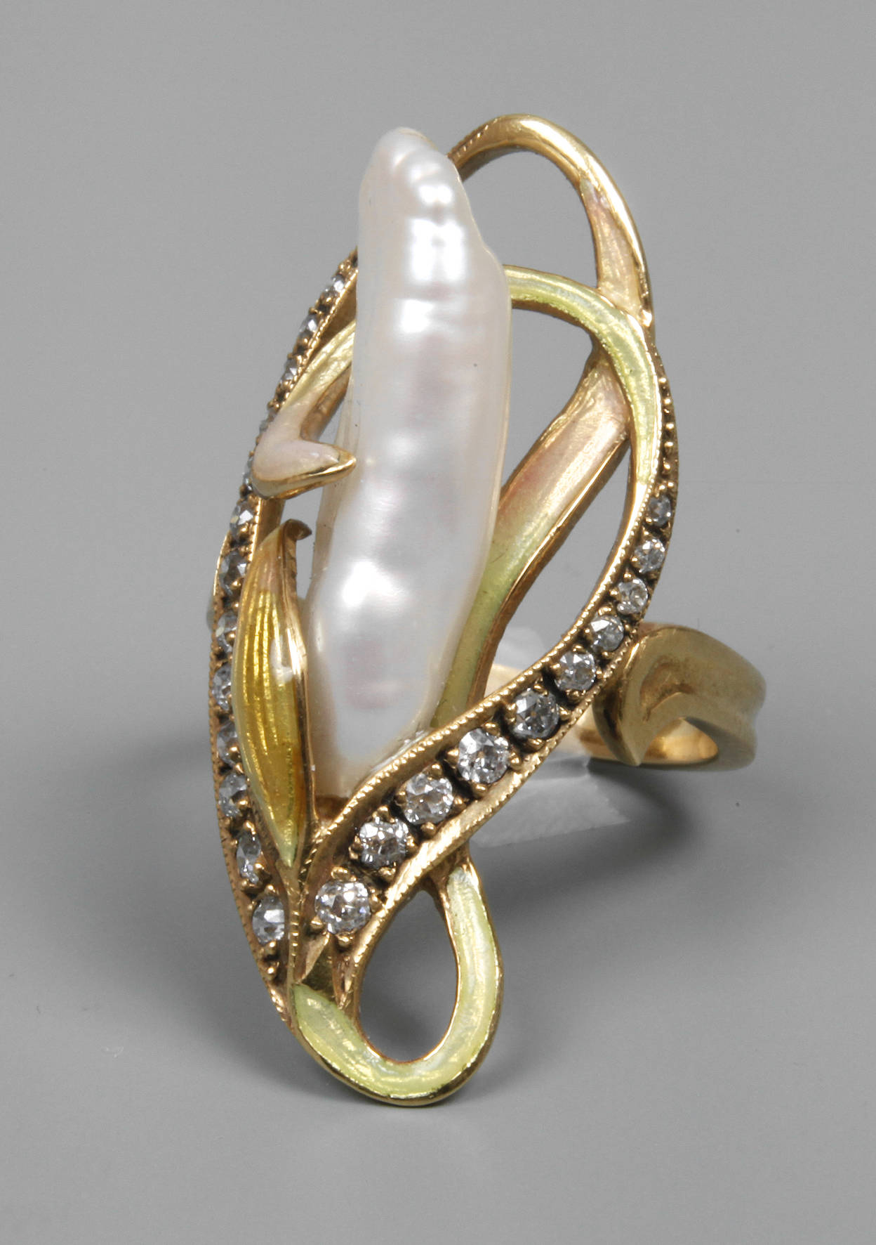 Damenring mit Barockperle und Diamanten