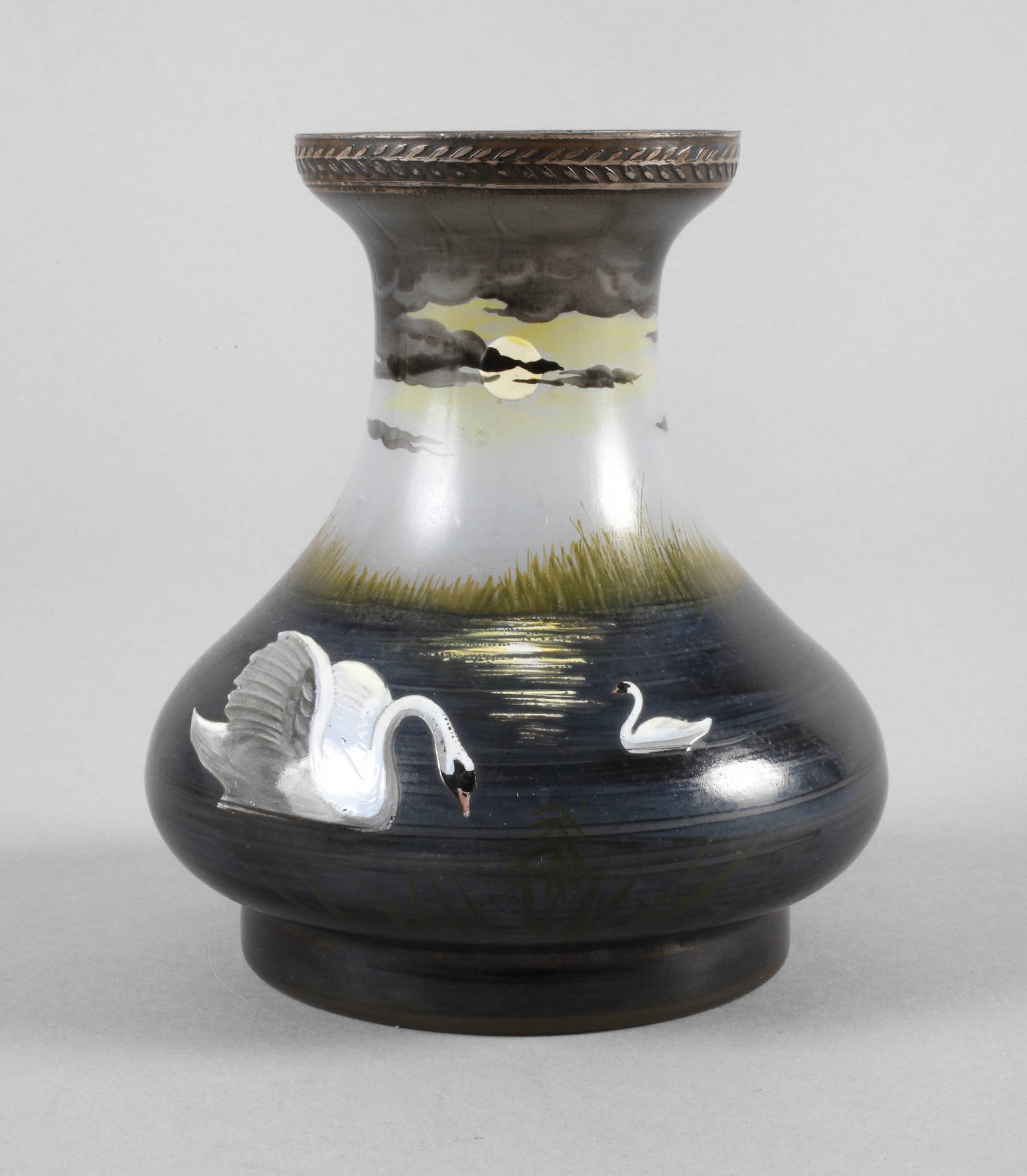 Jugendstilvase mit Schwanendekor