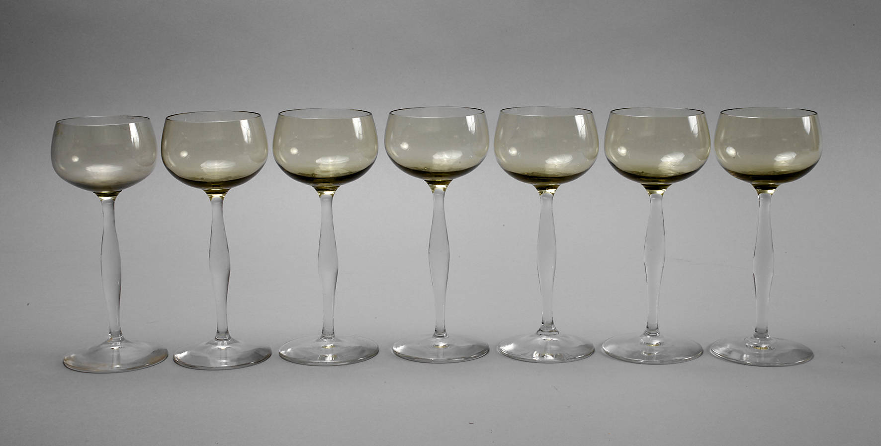 Sieben Jugendstil-Weinrömer