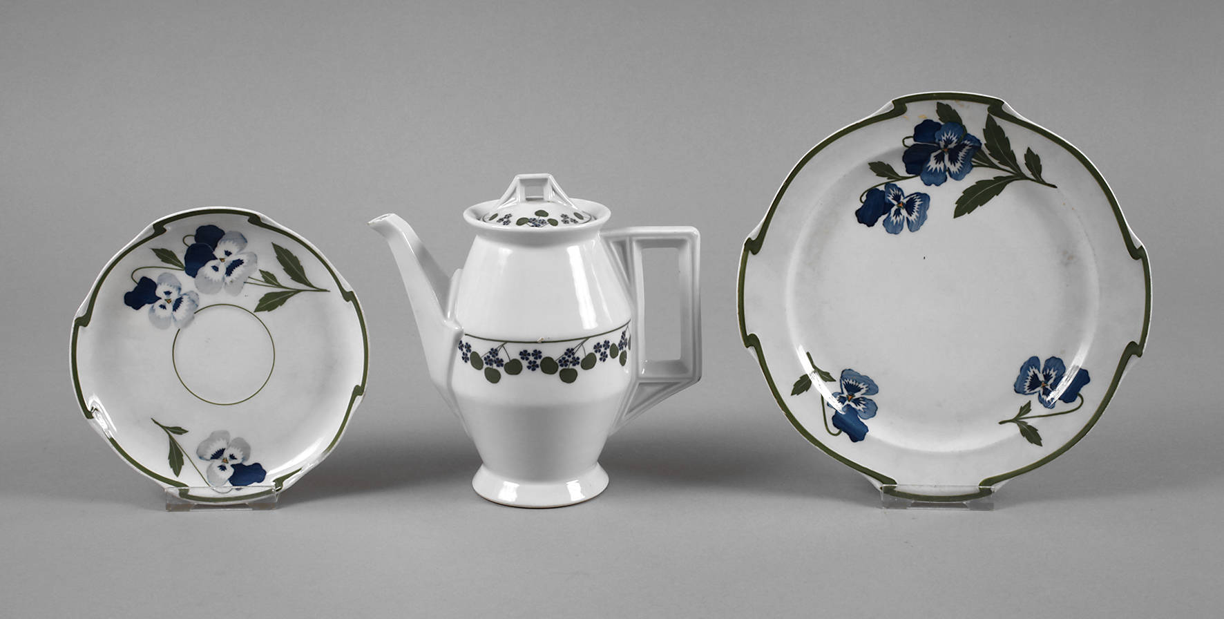 Burgau Kännchen und zwei Teller Stiefmütterchen