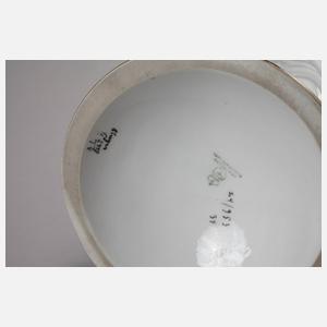 Fraureuth Frauenfigur in langem Umhang