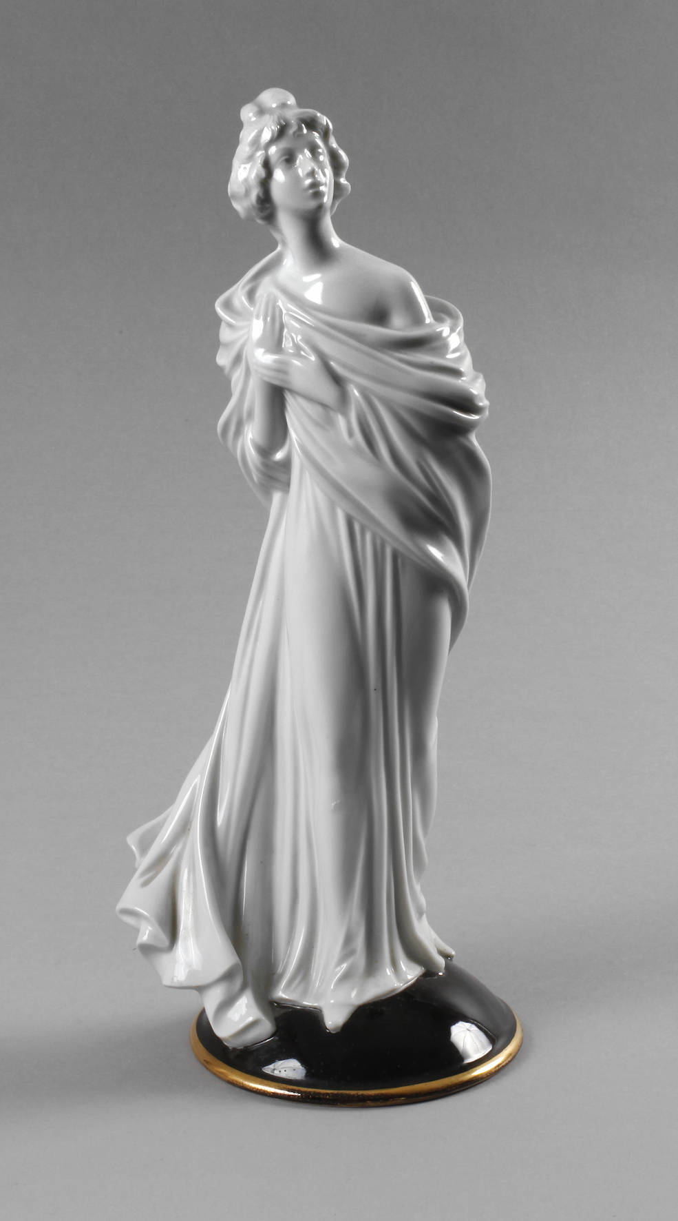 Fraureuth Frauenfigur in langem Umhang