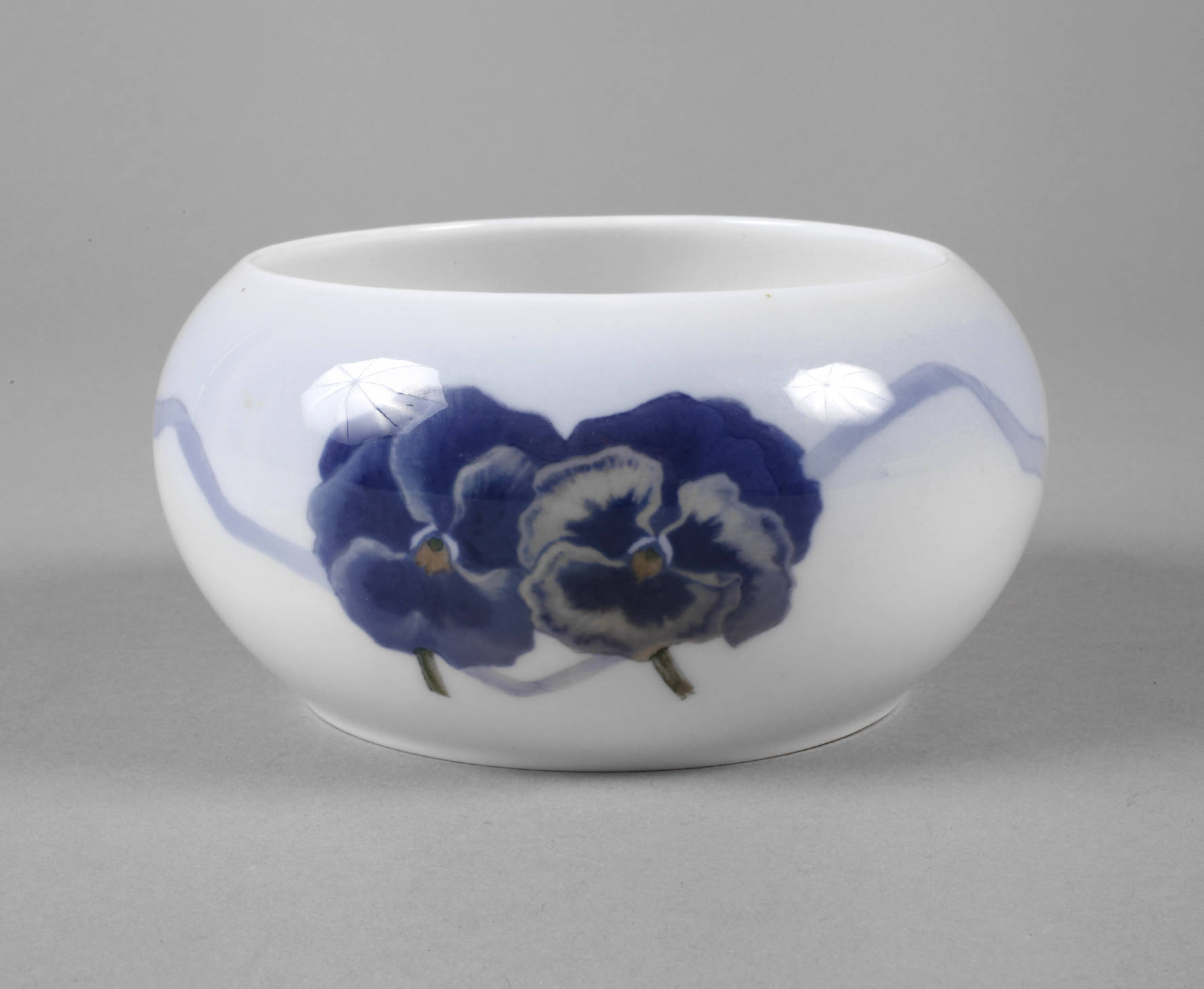 Kopenhagen Schale Stiefmütterchendekor