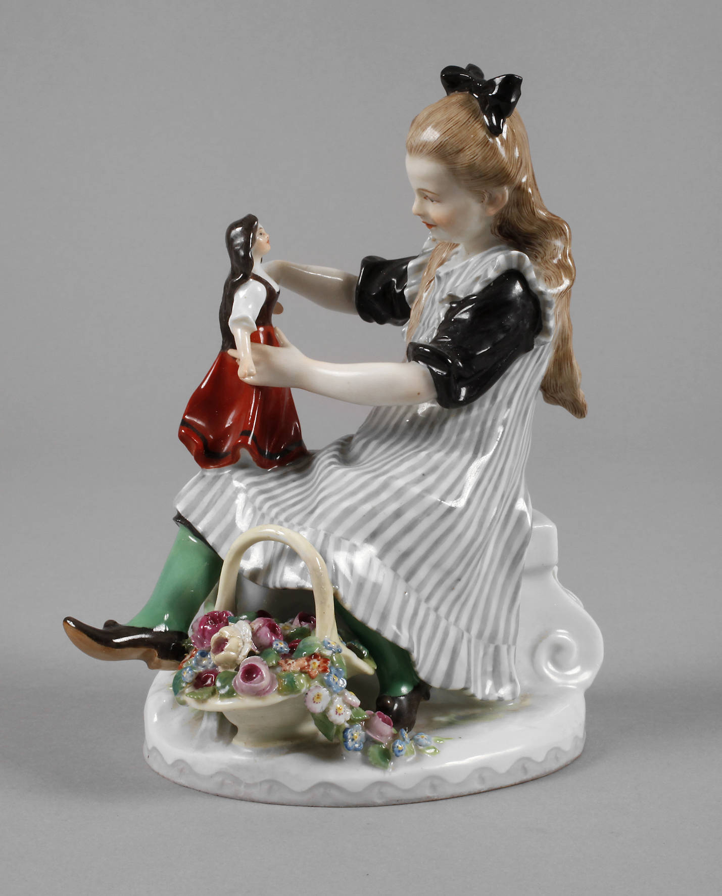 Meissen ”Mädchen mit Puppe und Blumenkorb”