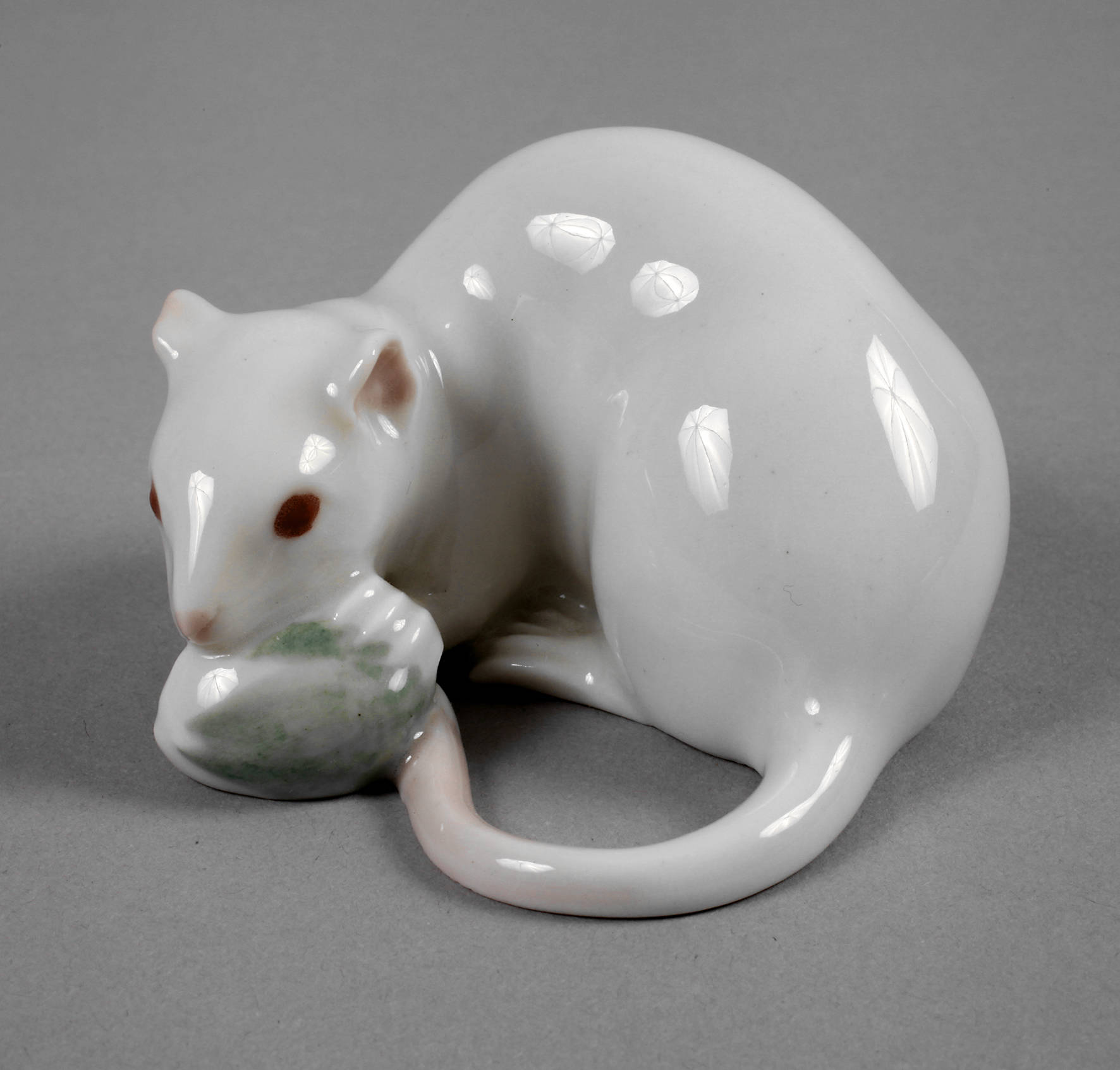 Rörstrand Maus mit Nuss