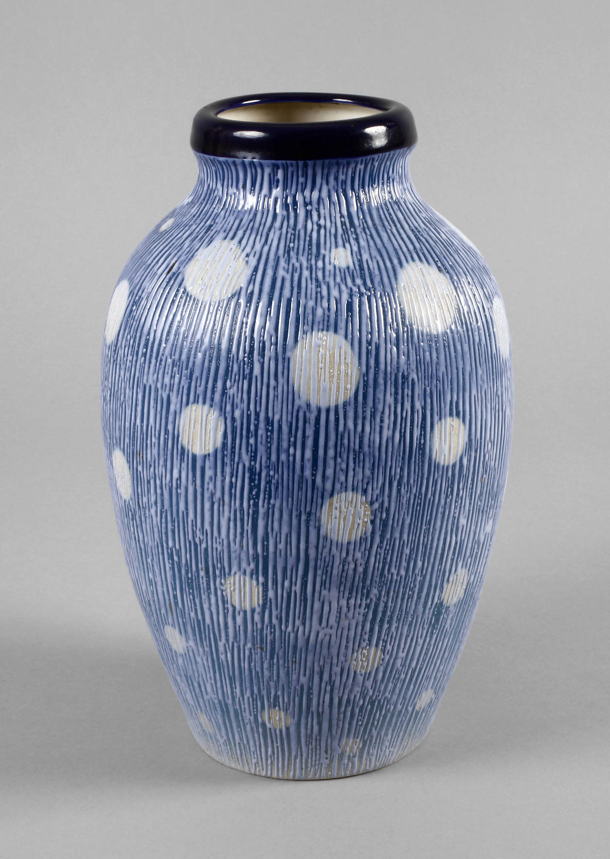 Amphora Vase Punktdekor