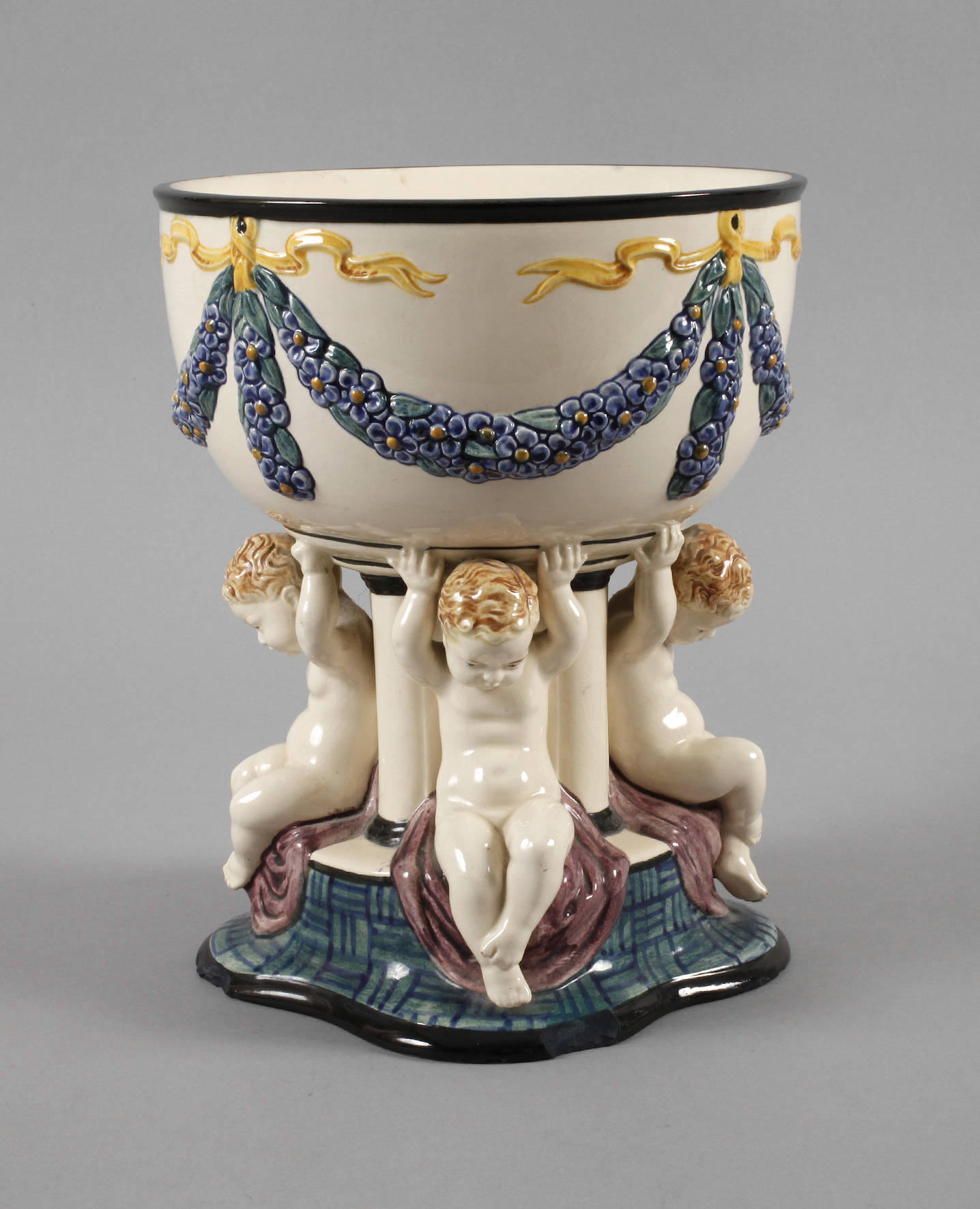 Karlsruhe großer Tafelaufsatz mit vier Putten