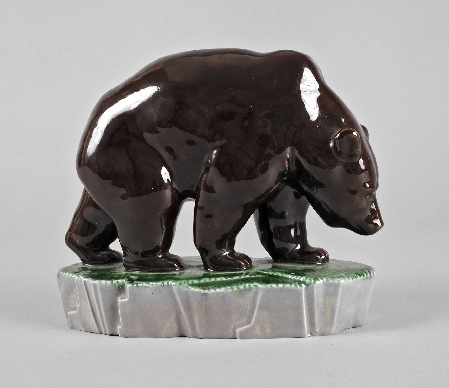 Keramos Wien schreitender Braunbär