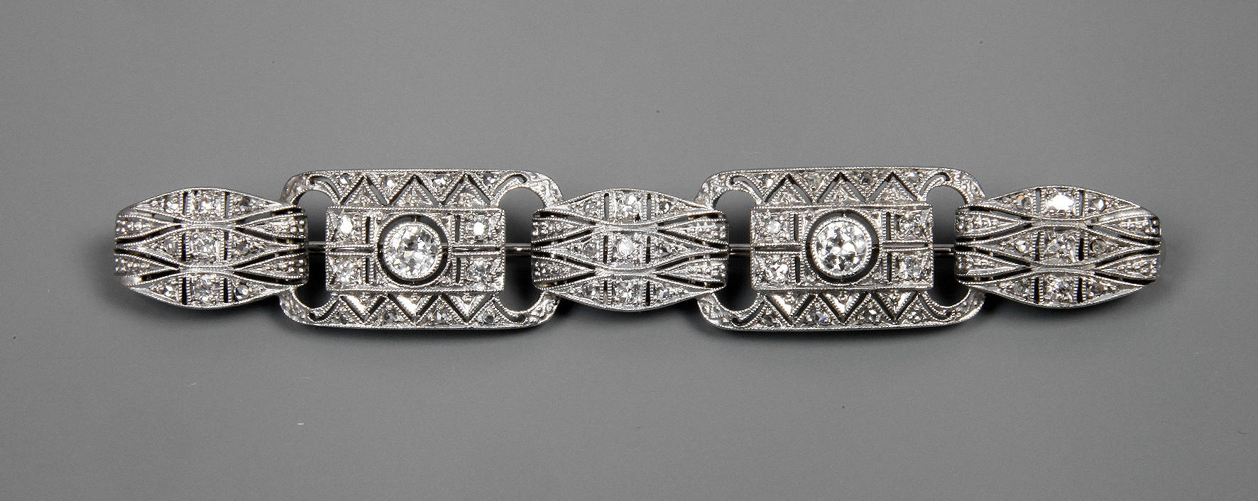 Platinbrosche mit Brillantbesatz