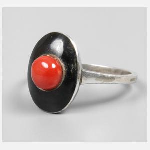 Ring mit Koralle und Emaille