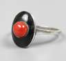 Ring mit Koralle und Emaille
