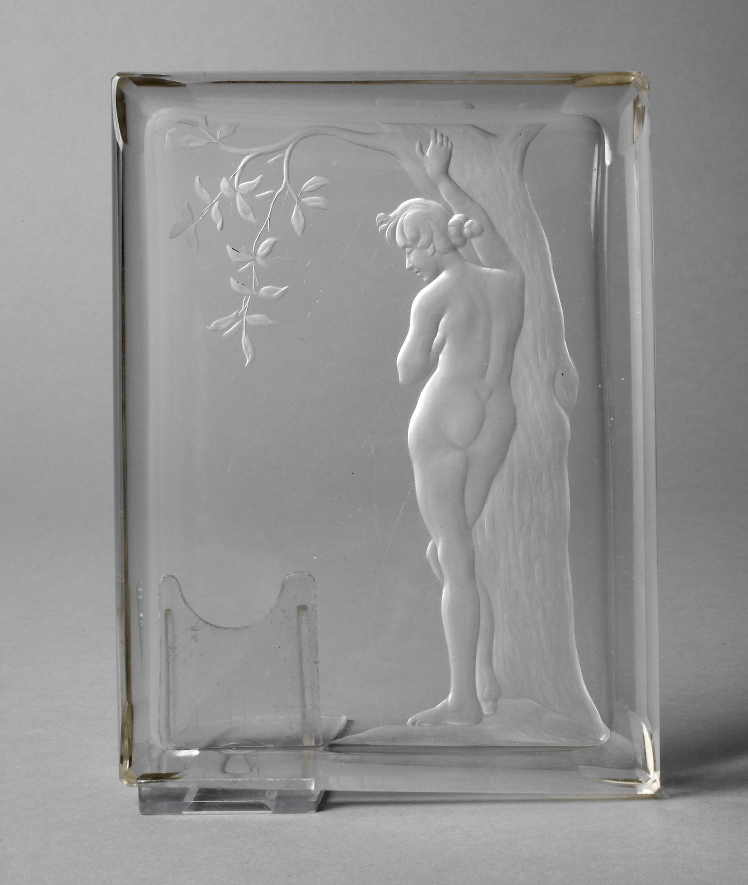 J. Urban Schale mit weiblichen Akt