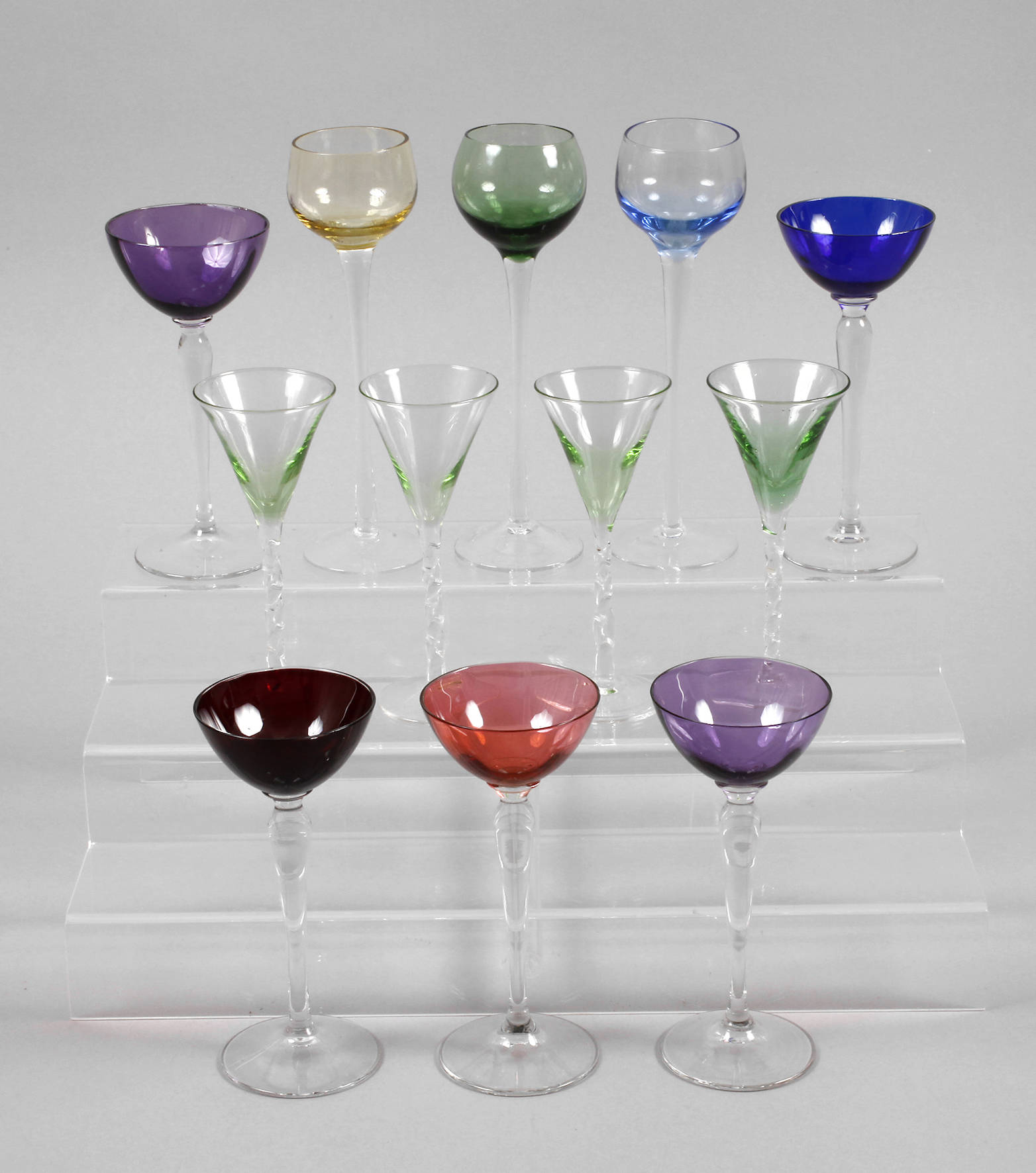 Zwölf Likörgläser