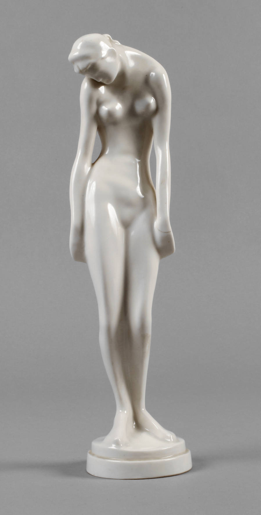 Passau stehender weiblicher Akt