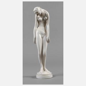 Passau stehender weiblicher Akt