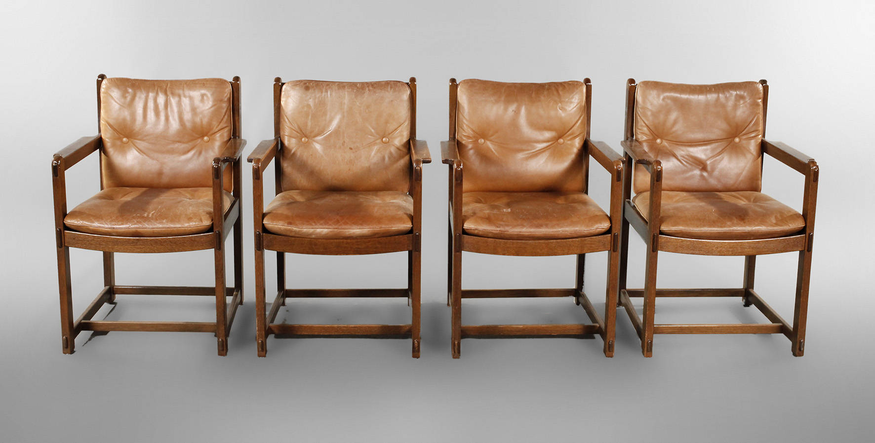 Vier Armlehnsessel