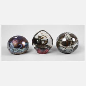 Drei Paperweights