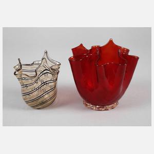 Zwei Taschentuchvasen